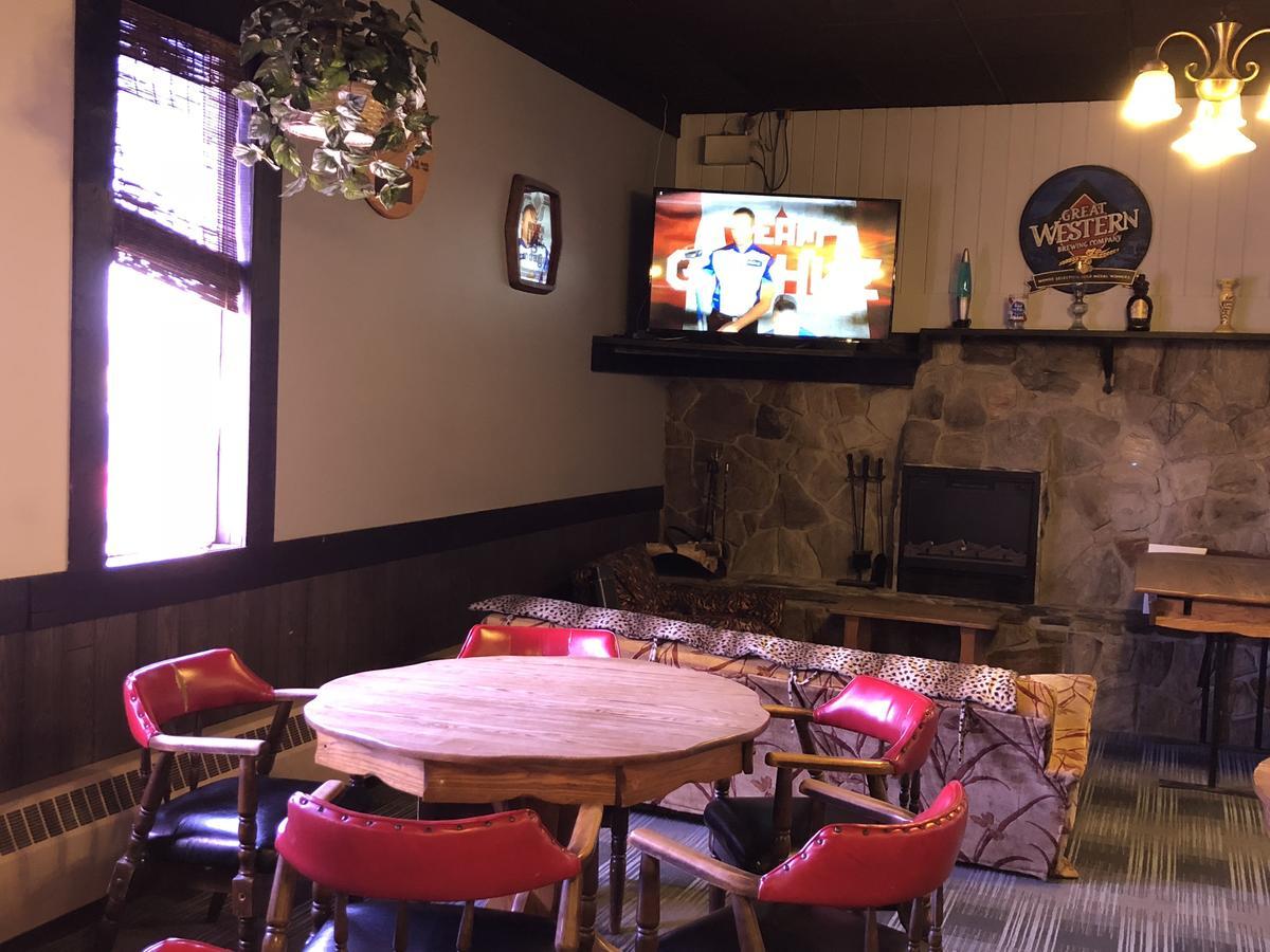 Agassiz Park Lodge - Under New Management McCreary 外观 照片